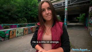 Uluntu Iarhente student enjoys yokufumana yakhe vagina penetrated nzima yi-a stranger outdoors kwi-Prague