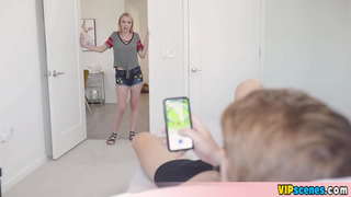 ���ெட்டிட் ஸ்டெப்ஸிஸ் தனது கன்னித்தன்மையை இழக்கிறார் சகோ