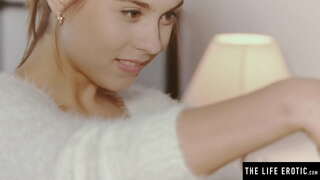 Slatko crnka gledajući sebe u ogledalu za vrijeme masturbacije