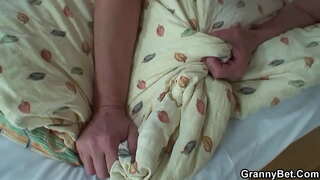 La vieja mujer seducida chico joven