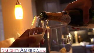 Naughty America - Gracie Morgannwg yn mynd i gyd wedi gwisgo i fyny cyn marchogaeth ceiliog