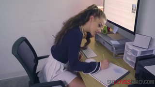 Vergine Nerd Sorella Trova Fratello Cazzo di Interessante