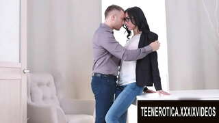 Ungezähmte Loscht Mat Teen Schéinheet Nika