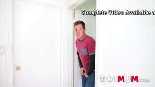 Cael Mam - Redhead Busty Milf yn Ceisio ei Hun gyda Ei Gam-mab