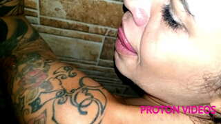 Dusche hinter-den-Szenen mit hot blonde