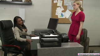 Big tits ebony boss pežu laizīšana viņas blondīne baltā darbinieks