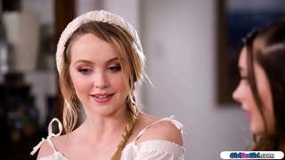 Petite gohebydd yn cyfaddef shes lesbiaidd hefyd ond hasnt yn dod allan eto.Mae&#039;r blonde busty yn rhoi ei cusan ac yna facesits ei gyda hi pussy shaved