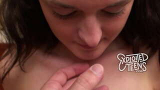 Teen me pigtails jep në kokë parë porno