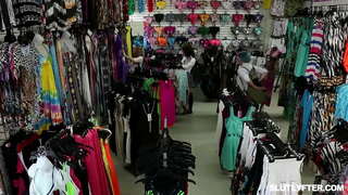 Blondie teen Haley Rámhainní sucking coileach agus ag fáil a pussy fucked wildly ag an am céanna