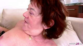 EXTREME VECCHIA ROSSA MATURA CATTURA MASTURBARSI E SEDURRE SESSO CON GIOVANE RAGAZZO