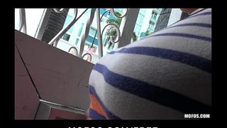 Big-tit brunette neska-laguna, Sabrina Taylor handia ematen publikoa BJ