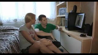 ���ुंदर काले बालों वाली लड़की वसा मुर्गा