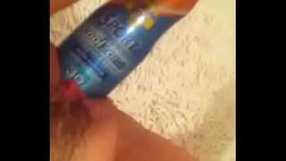 Toying with suncream കുപ്പി