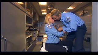 Busty blond knullad i svarta lårhöga stockings