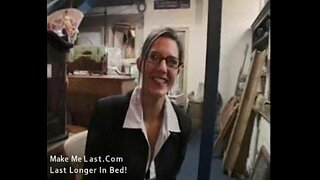 Sexy ຄີມສະອາດໄດ້ shagged ທີ່ນາງເຮັດວຽກສະຖານທີ່