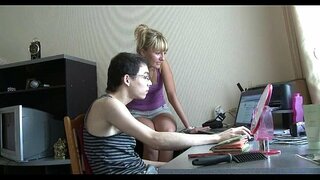 Πανέμορφο teen κορίτσι στέκεται σκυλάκι της μόδας