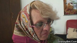 ���வர் மகிழ்ச்சியூட்டும் ஒரு இளம் அந்நியன்