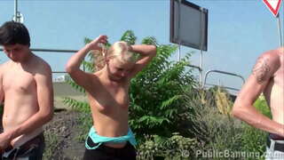 Y. плавуша се бави јавним секс на улици у сред бела дана