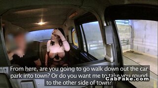 Любительница са огромним сисама добија масажа лица у фалсификованом такси