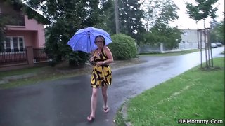 Спелая мама і маладая лесбіянка гуляюць адзін з адным