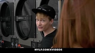 Apretado Chocho (VannaBardot) Obtiene Su Clítoris Lamido Por UNA MILF (SereneSiren)