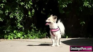 Ũ�小的纹身的宝贝发现她的狗她的邻居的财产。她的邻居想要奖赏，他们除去他们的衣服和她的喉咙然后邻居bigcock.在返回她的邻居乱搞她的阴部和屁股深入和艰苦直到他cum上她。