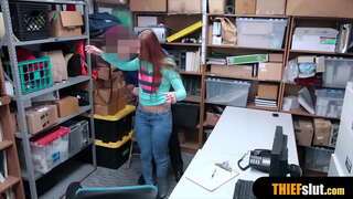 Cu picioare lungi teenie fost prins în mall și primește un sex grosolan