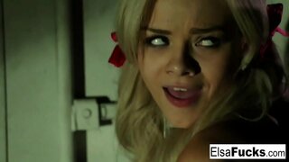 Blond babe blir fengslet