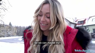 Openbaar Agent Europese sexbomb Jennifer Amilton seks op de lederen bank