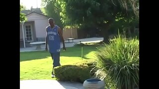 Негритянка милфа ала, үз пизду, пробуренную тазарачакмын черным әгъзасы аю янында, бассейн