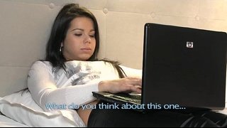 Brunette Leispiacha foreplay agus finger chéile