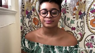 Orang negro gadis mendapat off di sofa