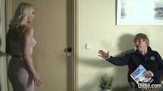 Gizon zahar sartzen beroa tarta eta planak bere biguna nipples