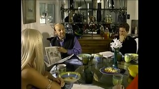 Морнар студ добива неговата напорна алатка вовлечени со згодна русокоса Хана