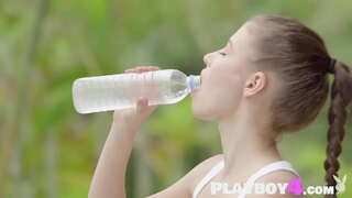 Sexy babe weist schéine Kierper