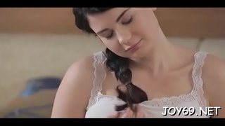 Sbeislyd ifanc brunette Lucy L. yn gwneud ei gyntaf, fideo erotig