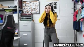 Brunette teen Judy Jolie njupuk dheweke nyenyet pus romped wildly dening njaga keamanan saka konco