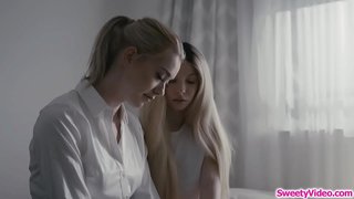 Small tits leabhar na bàrdachd teen scissoring le blonde dorm incharge