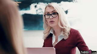 Teen stepdaughters MILF uning xo'jayini bilan ishda ba'zi muammo bor edi