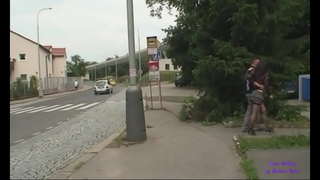 Своди зани ҷавон шлюшку трахнуться зери мостом дар боғи ҷамъиятӣ