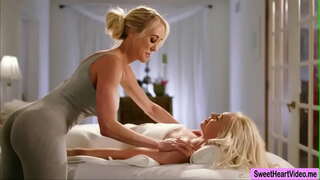 MILF Brandi Love helpas ŝia Kliento Lyra Leĝoj pussy atingi orgasmon