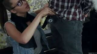 ���ிப்ஸ்டர் டீன் ஏமாற்றுகிறது மற்றும் ஆதிக்கம் அடைப்பான்