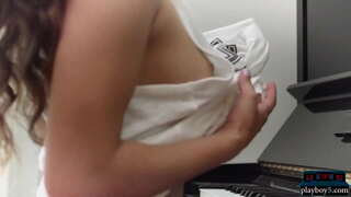 Centerfold செக்ஸ் உமா ஜோலி ஆஃப் காட்டுகிறது அவரது அற்புதமான இயற்கை உடல்